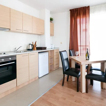 Charming 1 Bedroom アパート サニービーチ